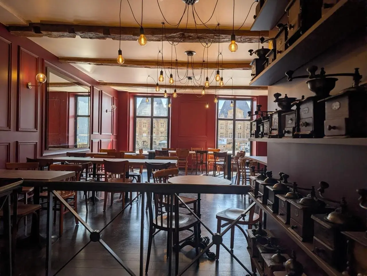 Salle du Bouillon Ducale avec ses moulins à café anciens