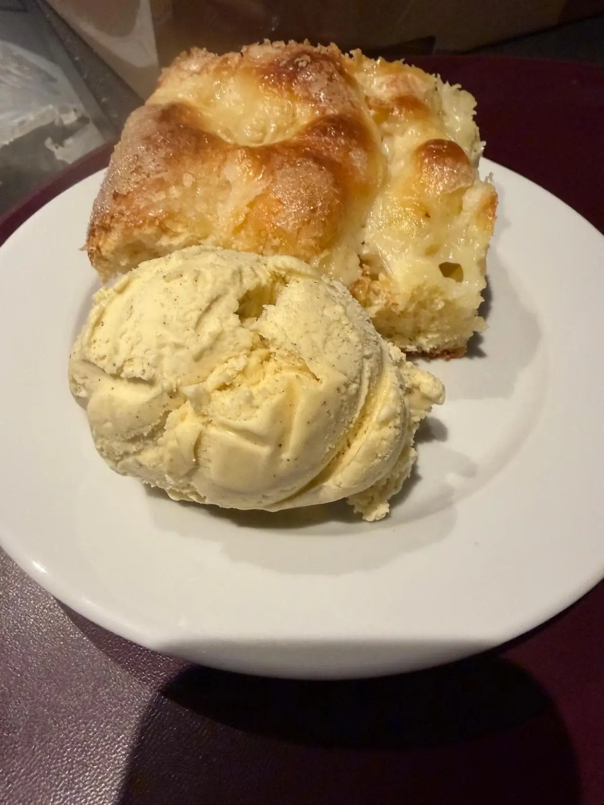 Brioche dorée servie avec une glace vanille