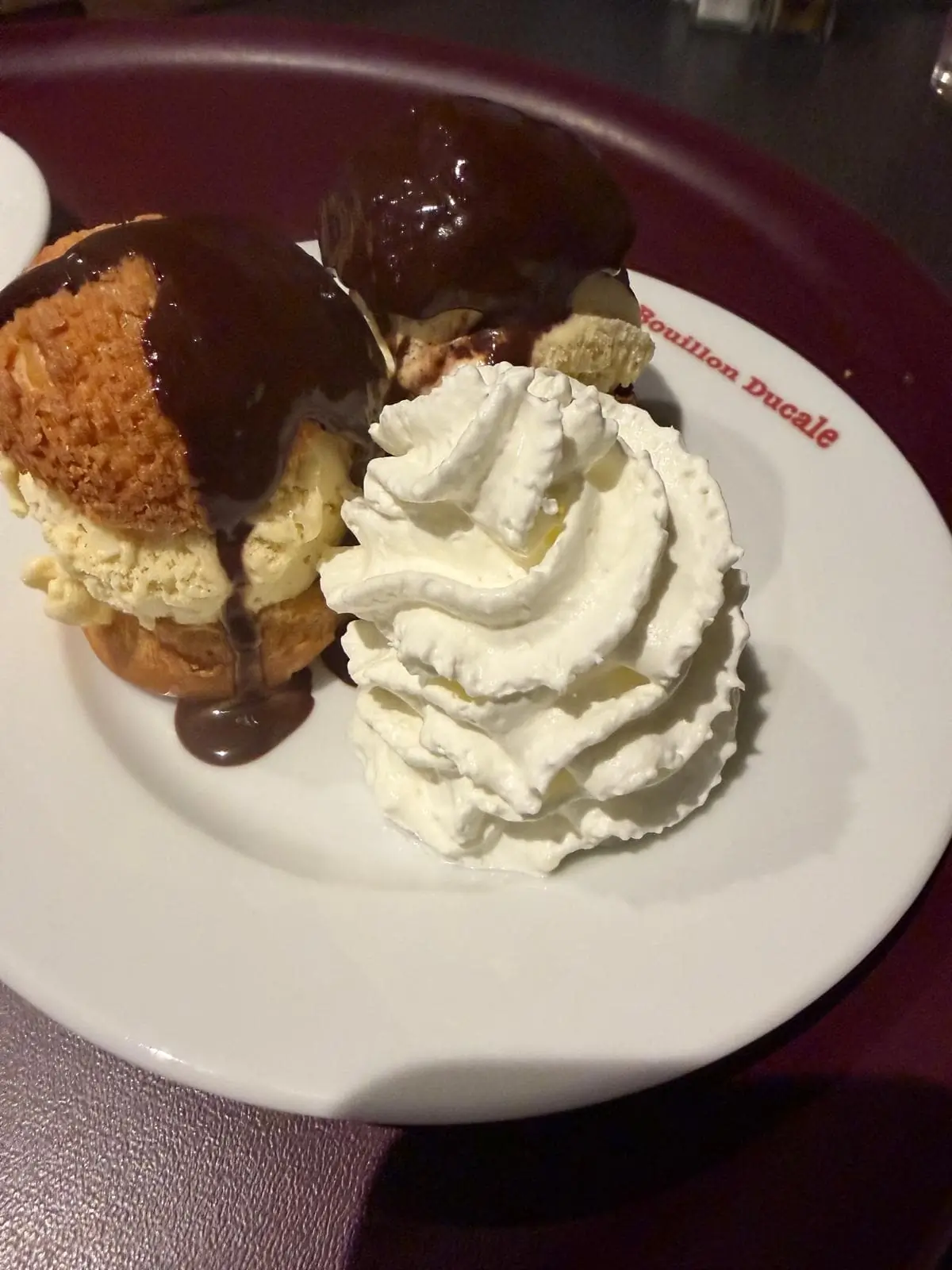 Profiterole au chocolat et chantilly du Bouillon Ducale