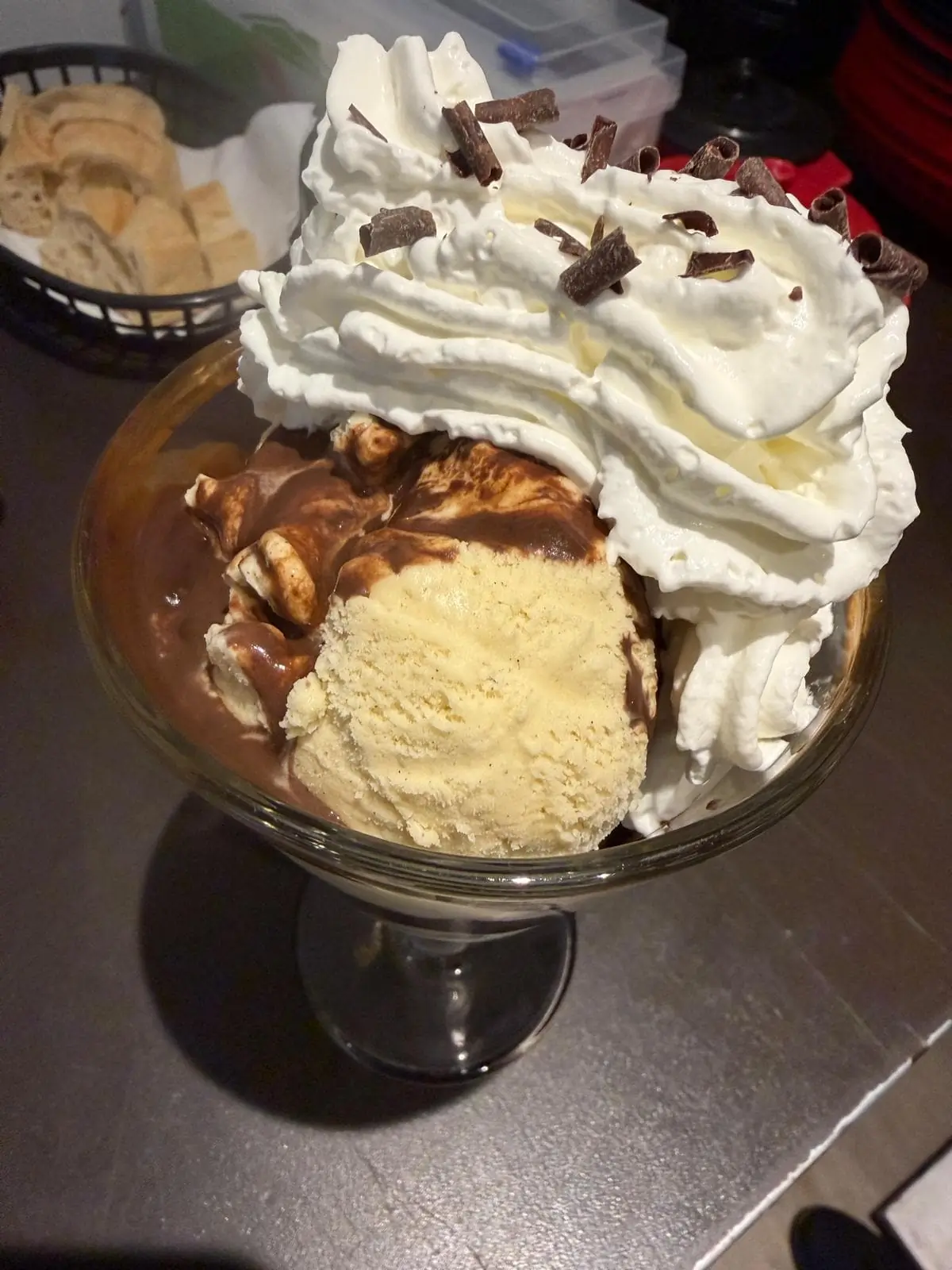 Dessert glacé au chocolat avec chantilly du Bouillon Ducale